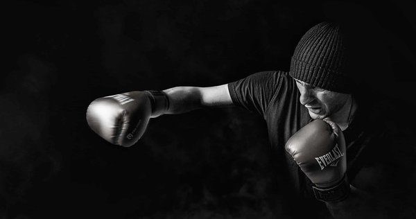 Quelle stratégie de combat en distance courte est enseignée en Boxe Birmane pour surprendre un adversaire?
